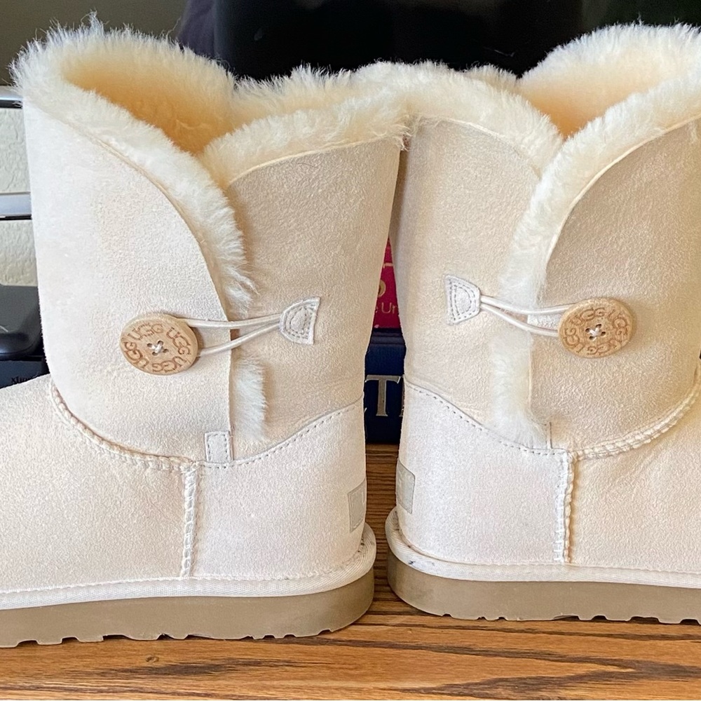 UGG Bailey Button Sz 9 Boots